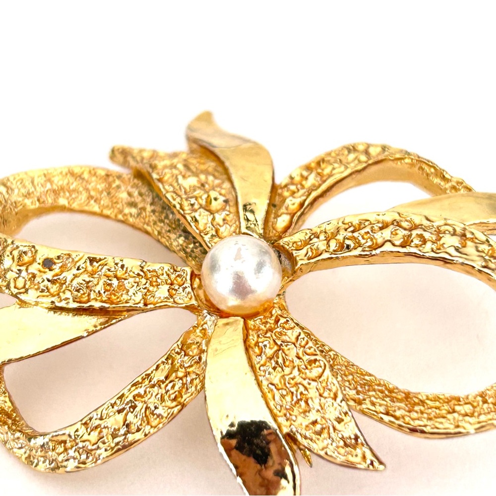 Gerry’s Signed Gold Tone Faux Pearl Vintage Brooch - Picture 3 of 8